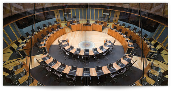 Senedd Argraffiad cyfyngedig clawr caled wedi’i lofnodi, gyda gorchudd