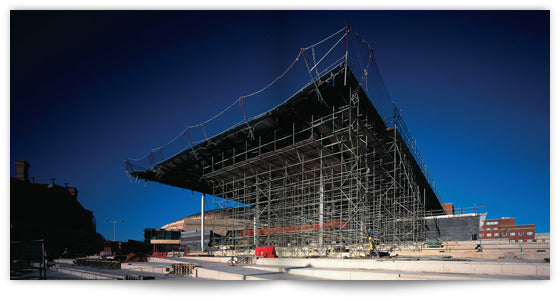 Senedd Argraffiad cyfyngedig clawr caled wedi’i lofnodi, gyda gorchudd